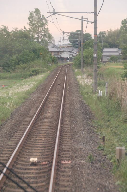 La ligne JR Nara <---> Kyôto, l’un des rares endroits sans passage à niveau visible.